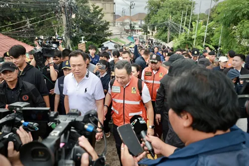 Deputy PM Anutin Visits Flood-Affected Communities, Faces Public Outcry Over Economic Hardship; Special Cabinet Meeting to Set Public Holiday