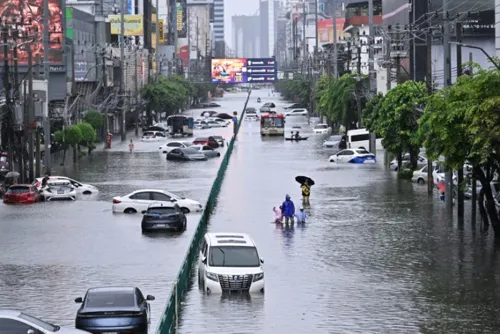 Bangkok floods force thousands into shelters