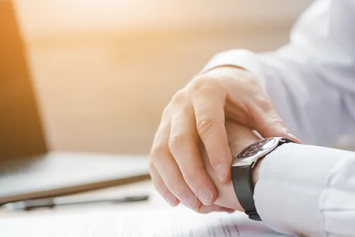 Can Being Late Deduct Annual Leave on an Hourly Basis? A Legal and HR Perspective