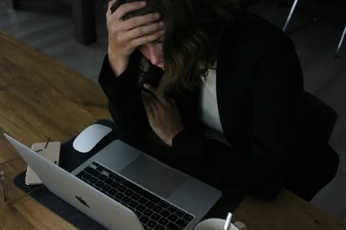When 'Work Chat' Is Draining Your Life Energy: Why Quick Responses May Lead to Silent Burnout