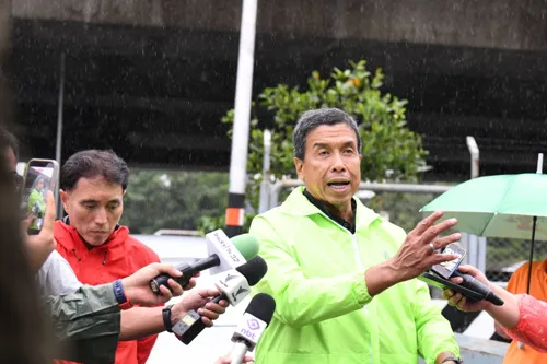Bangkok Governor Holds Online Meeting with Prime Minister to Monitor Flooding; Budget Allocation Ordered to Assist Residents