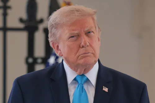 Trump Halts Iran Strike, Claims Arab Nations Reach 5-Month War-End Deal Framework; Prepares to Open Strait of Hormuz