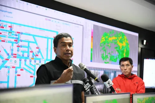 Bangkok Governor Warns Vigilance Despite Reduced Rain; Main Roads Expected to Normalize in 2 Days, Communities Fully Dry in 2 Weeks