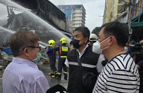 Bangkok Official Inspects Khlong Thom Center Fire; 300 Shops Damaged, Public Urged to Avoid Area
