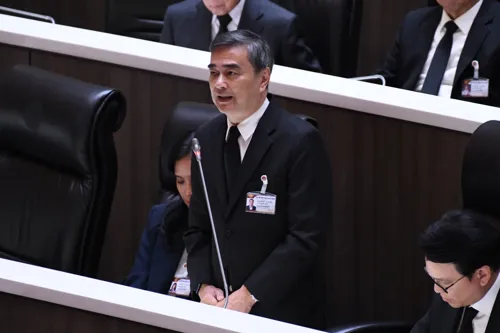 Abhisit opposes 400-billion-baht emergency loan decree, warns of no economic change and rising national debt