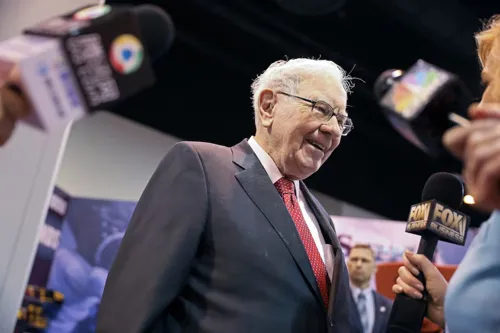 Warren Buffett Steps Down as Chairman, Passes Reins to Son Howard; Affirms Confidence in New CEO