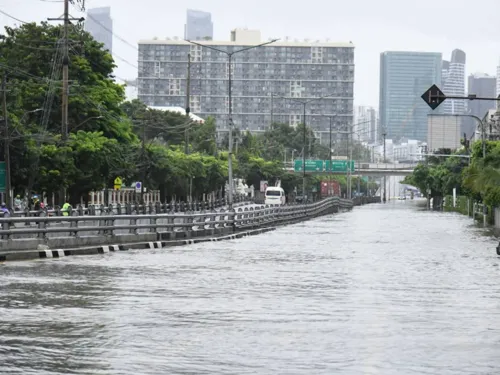 Pollution Control Department Warns of Oil Pump and Chemical Leaks Risk During Bangkok Floods, Recalls 2011 Lessons
