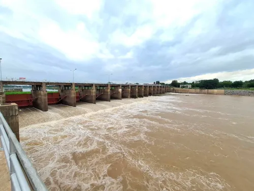 Chaophraya Dam to Release 700-1,000 Cubic Meters Per Second; Warns Low-Lying Areas in Ayutthaya to Remain Vigilant