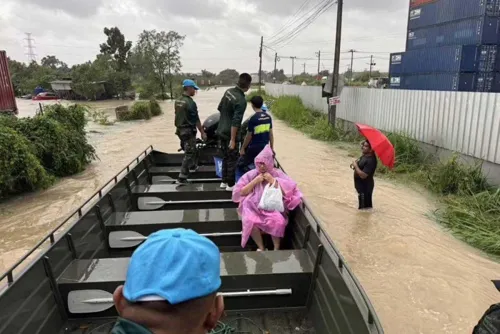 10,000 troops sent to flood-hit provinces