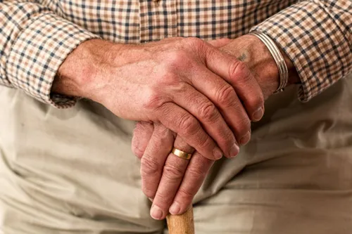 Opening the Challenge of "Elderly Schools" After Government Removes Restrictions on Local Authorities' Budget and Personnel