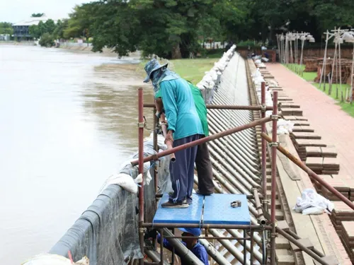 Ayutthaya Floods Six Districts; Governor Intensifies Water Discharge, Reinforces Barriers to Protect Historic Sites