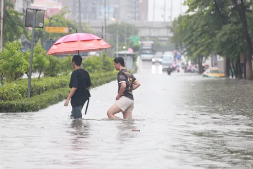 Bangkok Declares 50 Districts as Disaster Areas; Governor Chatchai Orders Shelters and Accelerates Water Drainage