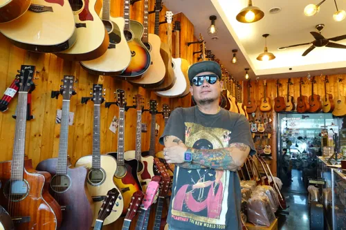 Guitar Shop Points to 'Nene' Fever Driving New Players to Repair Old Guitars, Tapping Into Economic Austerity Trend