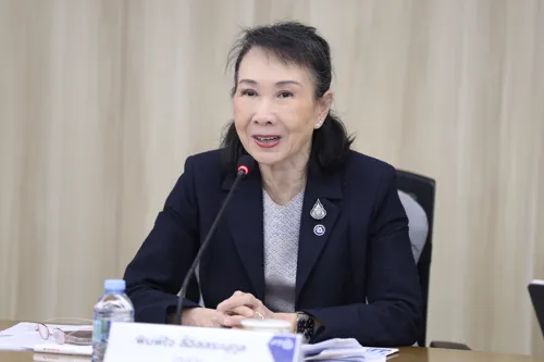 Thai Chamber of Commerce urges government to heed private sector as August industrial confidence index falls to 89.7; proposes three solutions: push E20 fuel, link FDI to Thai suppliers, boost domestic purchases
