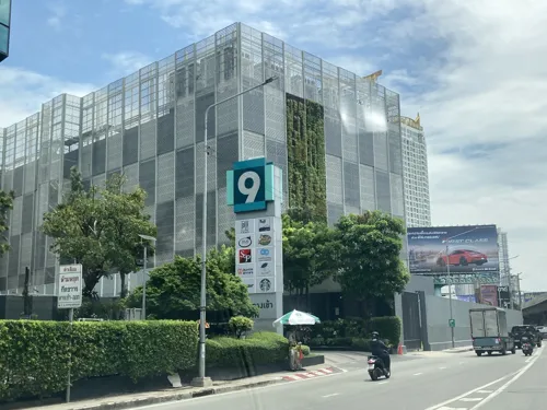 Bangkok Governor Surveys Rama 9 Data Center Following Complaints of Oily Smell from Residents and Shops