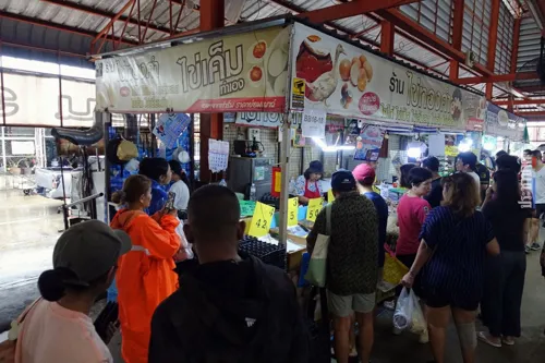 Silom District Under Siege: Residents Stockpile Supplies as Flooding Hits Bangkok; Convenience Stores Run Out of Instant Noodles